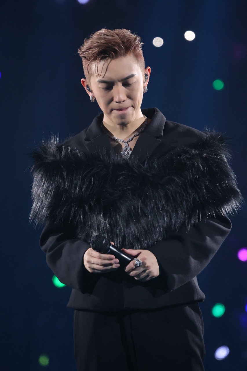 MC雖然沒有在演唱會上騷肌，但在播放片段中身穿背心騷麒麟臂和紋身，又自嘲在別人眼中是Playboy、MK仔和矮。